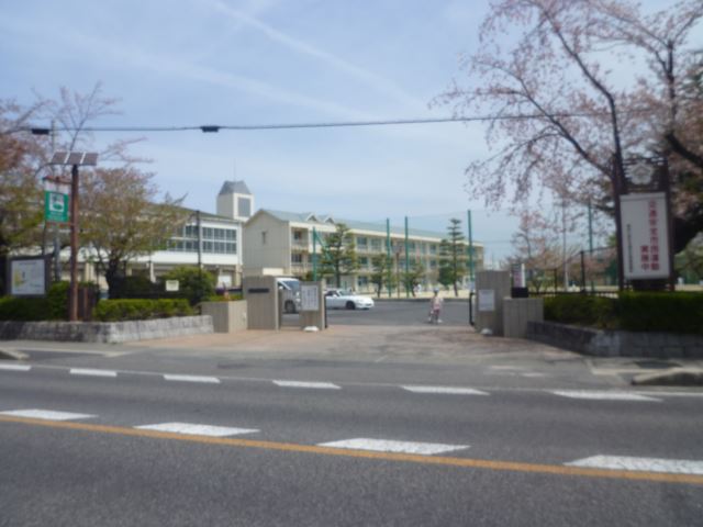 Primary school. Municipal Koromo up to elementary school (elementary school) 440m