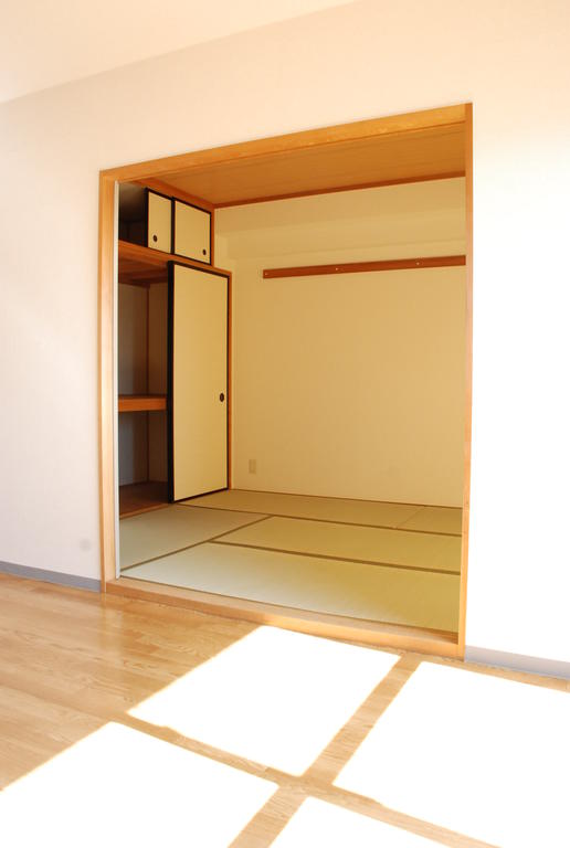 Other room space. Also by connecting with LDK about 11 Pledge, Partitioned also available. 