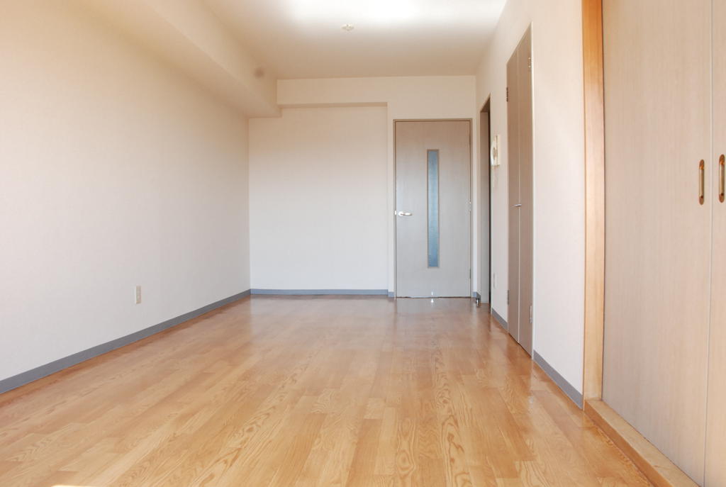 Living and room. LDK about 12 pledge is light and airy. 