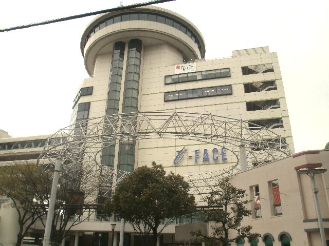 Shopping centre. T-FACE until the (shopping center) 1050m