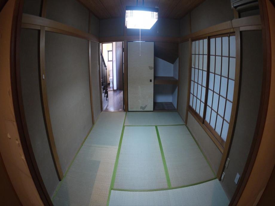 Non-living room. After allese-style room is calm