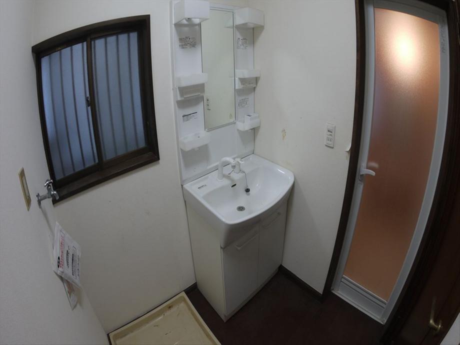 Wash basin, toilet