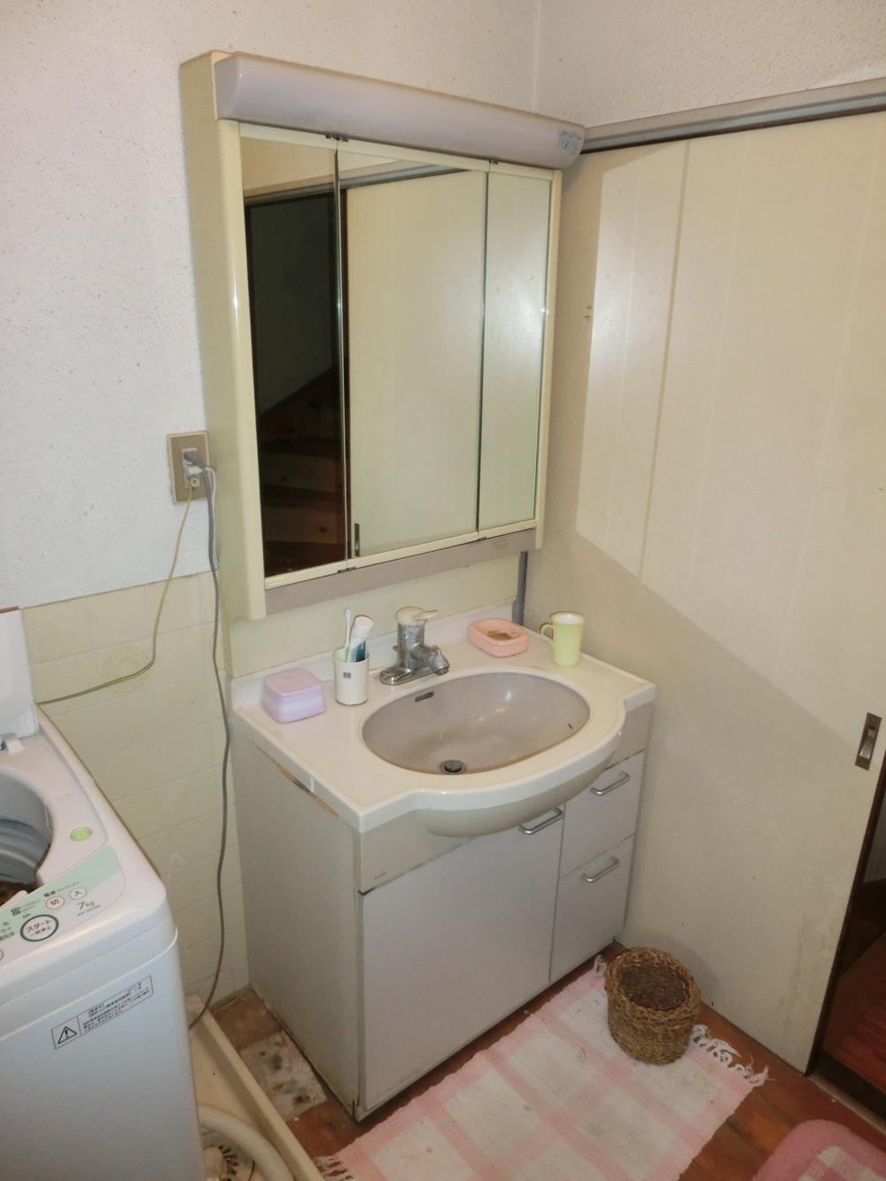 Wash basin, toilet. Indoor (April 2013) Shooting