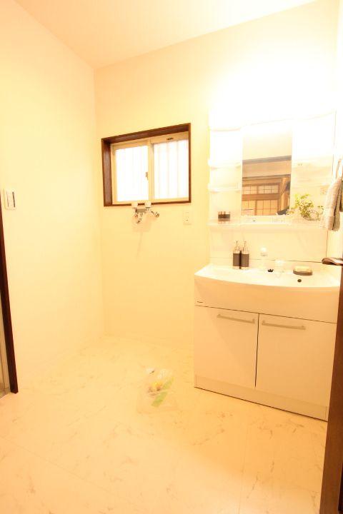 Wash basin, toilet. Oizumigakuen Detached